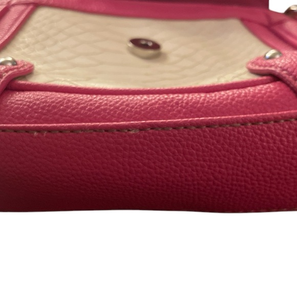 Nine West Coral
Pebbled Leather ILike
Handbag Swing Pack
Adjustable Strap - Picture 10 of 14